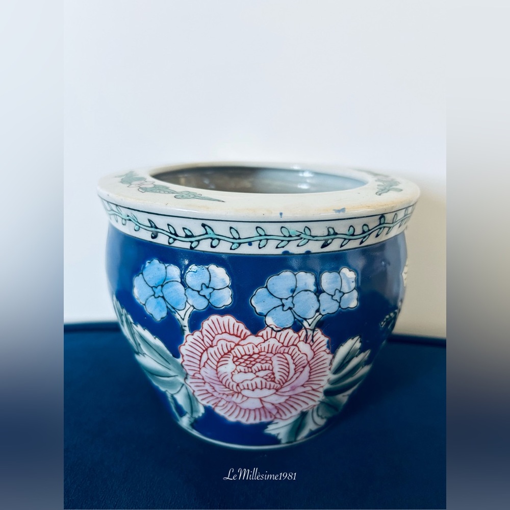 Vintage Chinoiserie Hand Painted Famille Rose Tobacco Leaf Vine Vase Planter